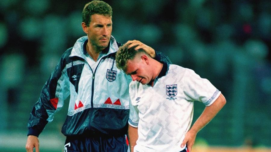 Gascoigne (d) é consolado após derrota da Inglaterra para a Alemanha na semifinal da Copa de 1990 - David Cannon/Getty Images