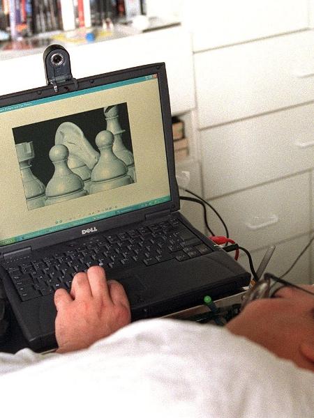 Paulo gosta de jogar xadrez. Foto de novembro de 2004. - Gustavo Roth/Folha Imagem - Gustavo Roth/Folha Imagem
