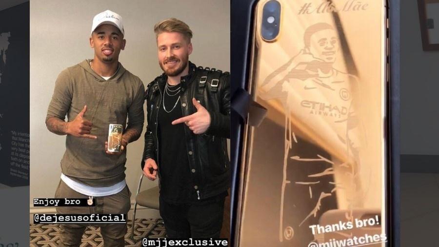 Gabriel Jesus mostra seu celular de ouro ao lado do joalheiro Matthew Jones - Reprodução/Instagram