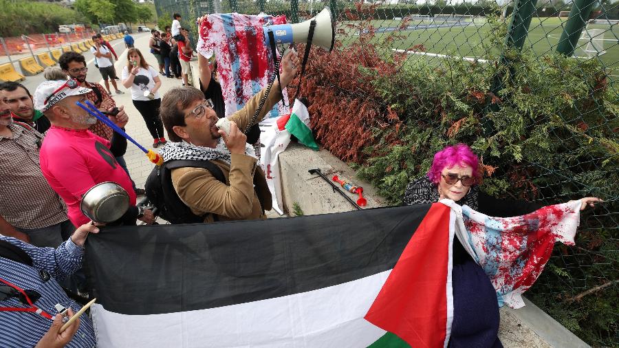 Manifestantes fizeram protesto no treino da Argentina por causa de amistoso que seria em Israel - 