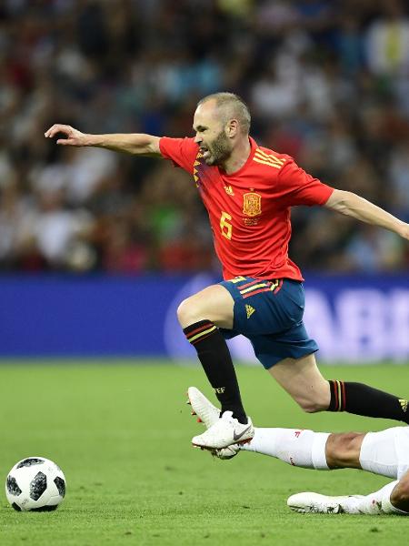 Barcelona e Real homenageiam Iniesta após anúncio de aposentadoria