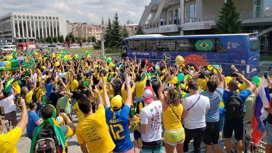 Torcida vibra com chegada do ônibus da seleção do Brasil, em Kazan - Danilo Lavieri/UOL