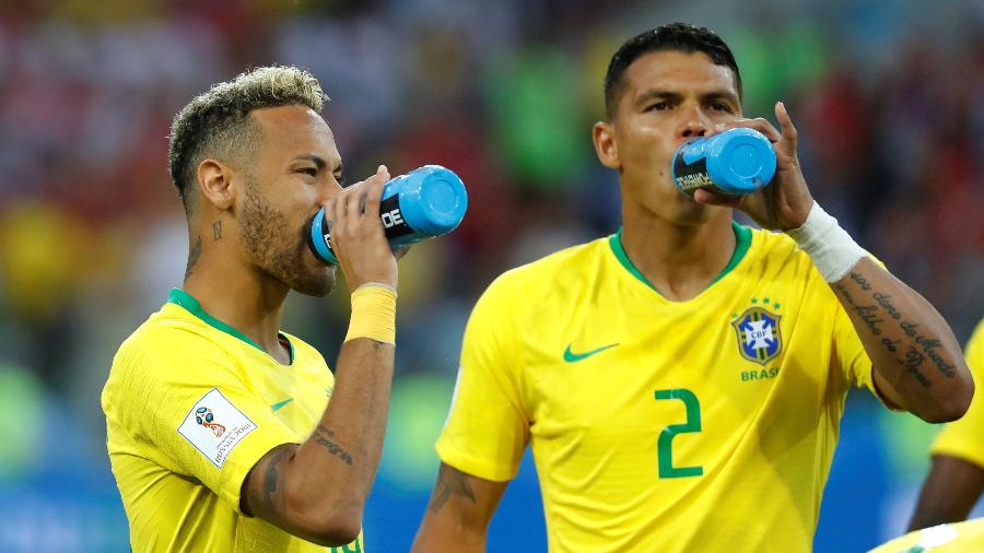 Neymar e Thiago Silva se hidratam durante a partida entre Brasil e Sérvia - REUTERS/Kai Pfaffenbach