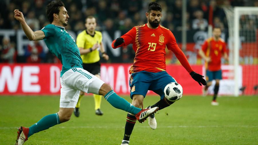 Diego Costa em ação pela seleção da Espanha durante jogo contra a Alemanha - Odd Andersen/AFP