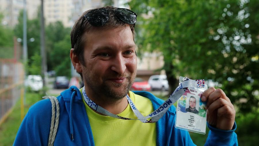 Pavel Cherkas conseguiu tirar "fan ID", documento criado para a Copa do Mundo e obrigatório para os torcedores - Maxim Shemetov/Reuters