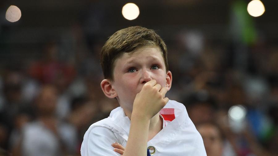Garoto inglês chora durante a semifinal contra a Croácia no Estádio Luzhniki - Kirill KUDRYAVTSEV/AFP