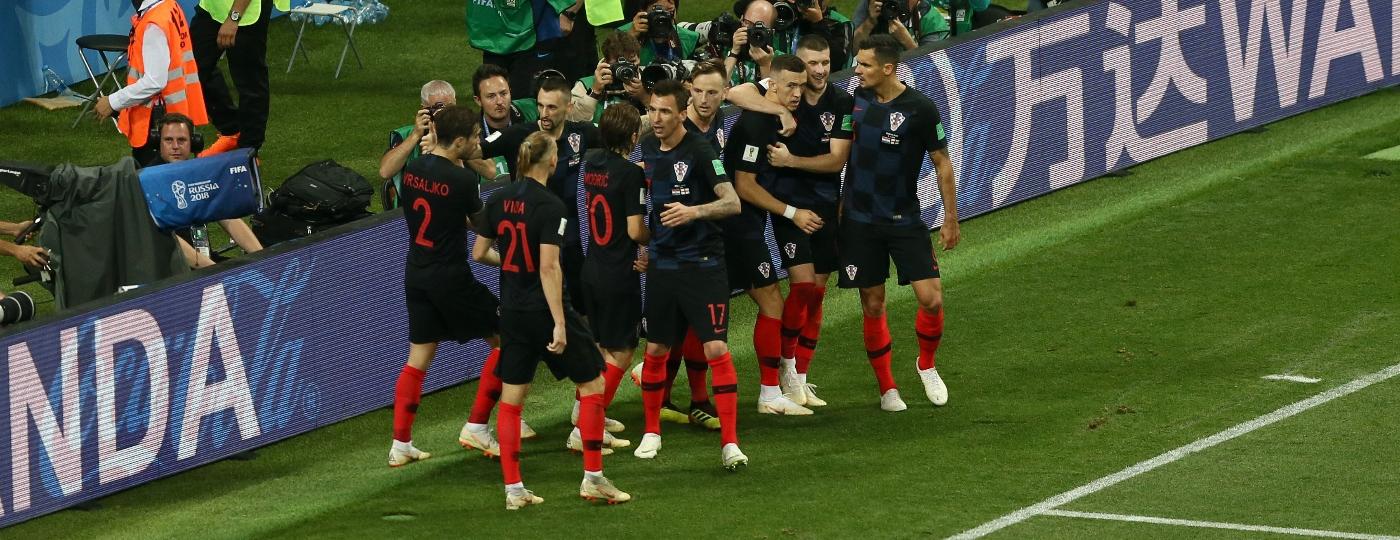 Jogadores da Croácia comemoram juntos gol feito por Perisic e empate com a Inglaterra em semifinal - Joosep Martinson - FIFA/FIFA via Getty Images