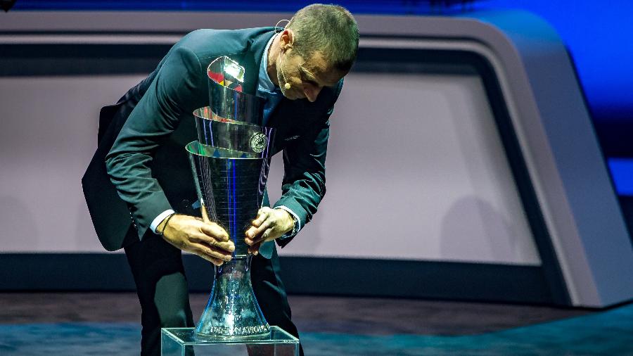 Aleksander Ceferin, presidente da Uefa, com o troféu da Liga das Nações - Robert Hradil/Getty Images