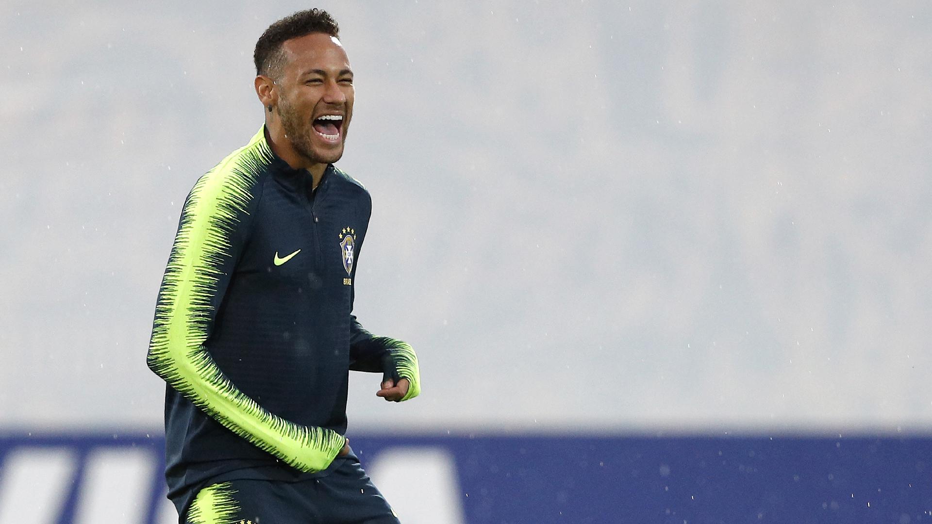 Neymar sorri durante treino da seleção brasileira na Copa do Mundo