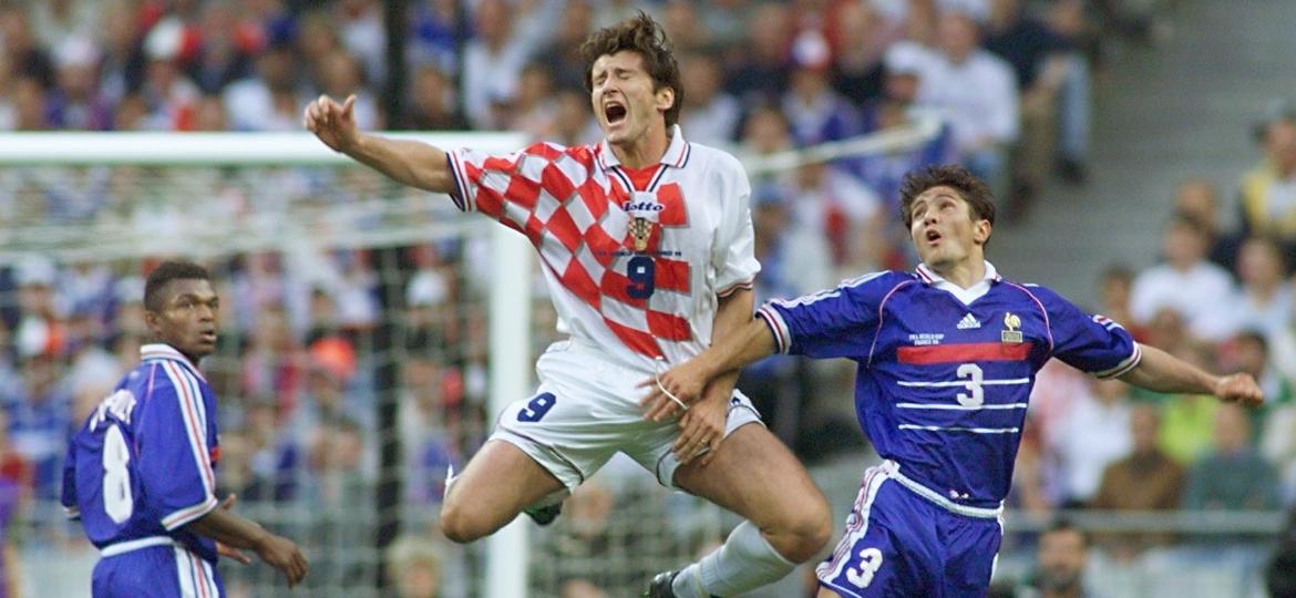 O croata Davor Suker disputa bola com o francês Bixente Lizarazu na semifinal de 1998 - Gabriel Bouys/AFP