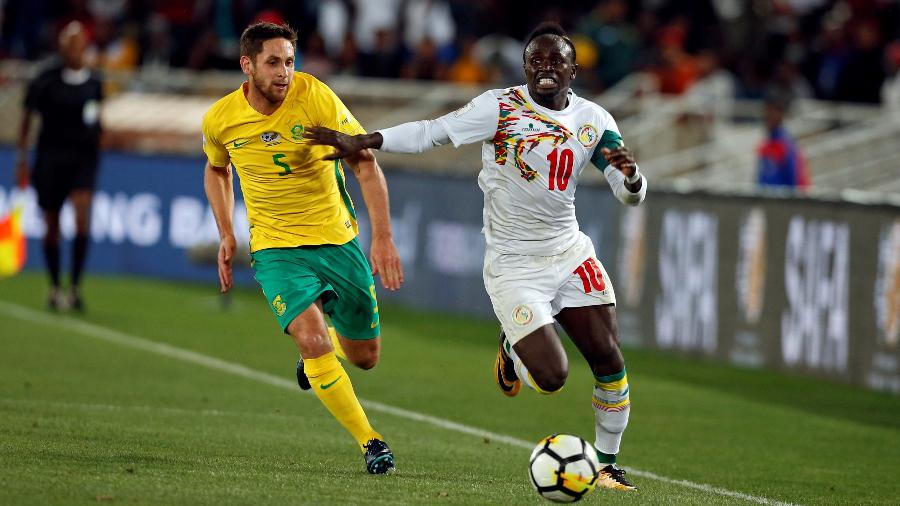 Sadio Mané parte para cima da marcação sul-africana em jogo das Eliminatórias - Siphiwe Sibeko/Reuters