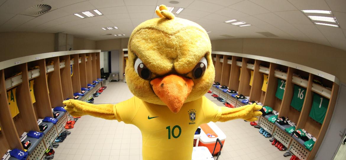 Canarinho Pistola no vestiário da seleção brasileira; mascote perde o "apelido" por pedido da CBF - Lucas Figueiredo/CBF