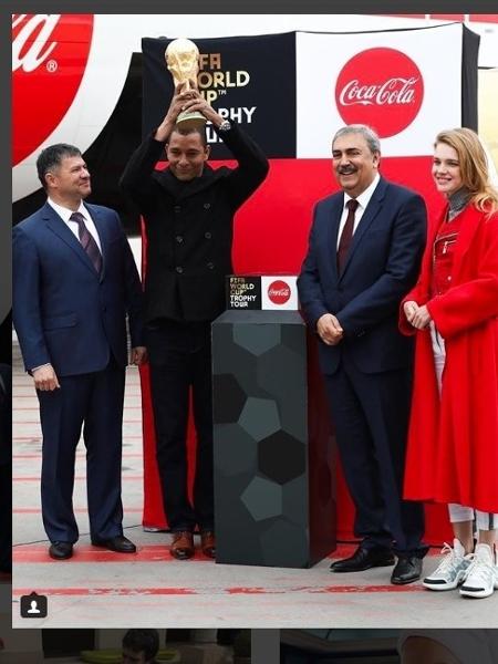 Gilberto Silva levanta troféu na Rússia - Reprodução