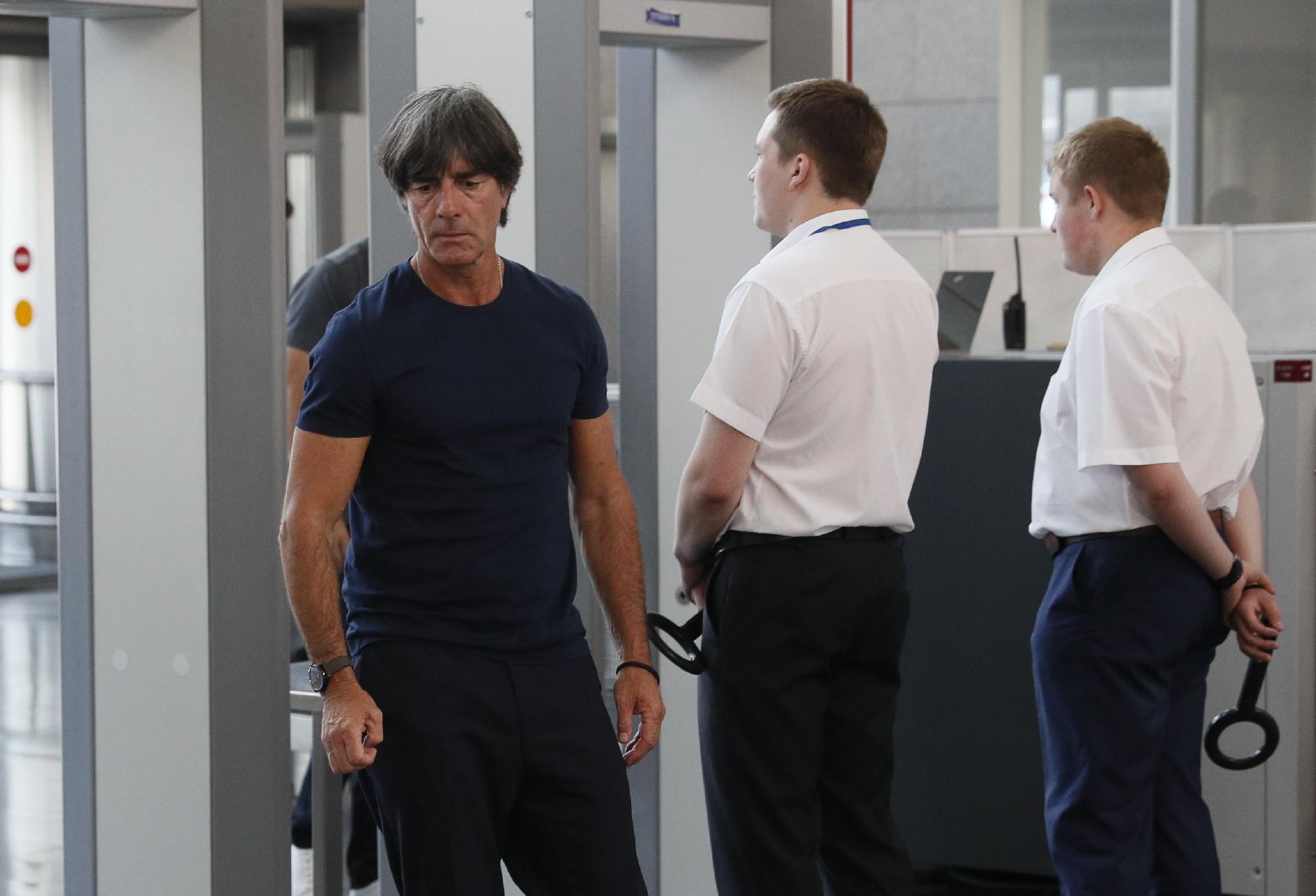 Joackim Löw, técnico da Alemanha, durante embarque na Rússia - REUTERS/Gleb Garanich