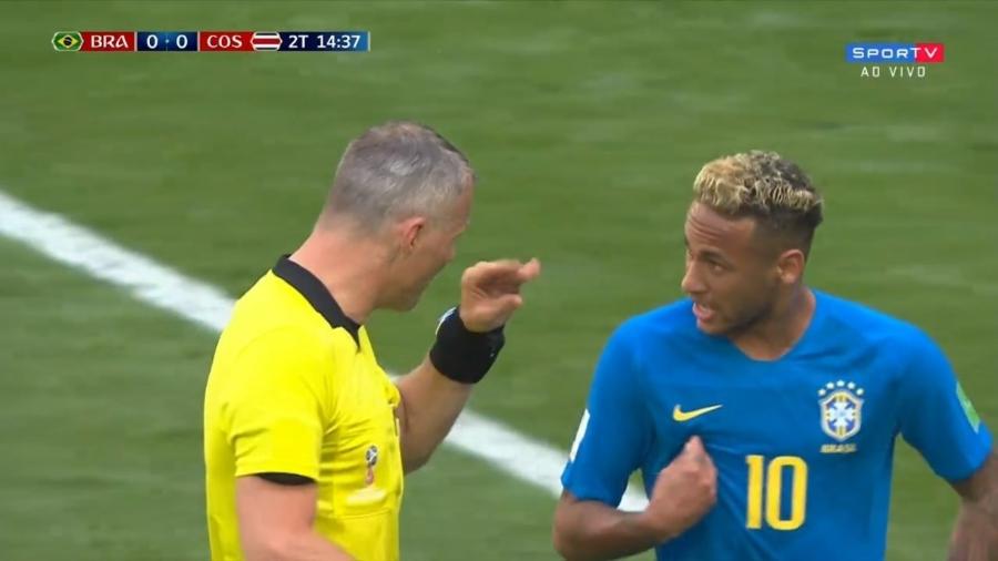 Árbitro Björn Kuipers discute com Neymar durante o jogo Brasil x Costa Rica - Reprodução