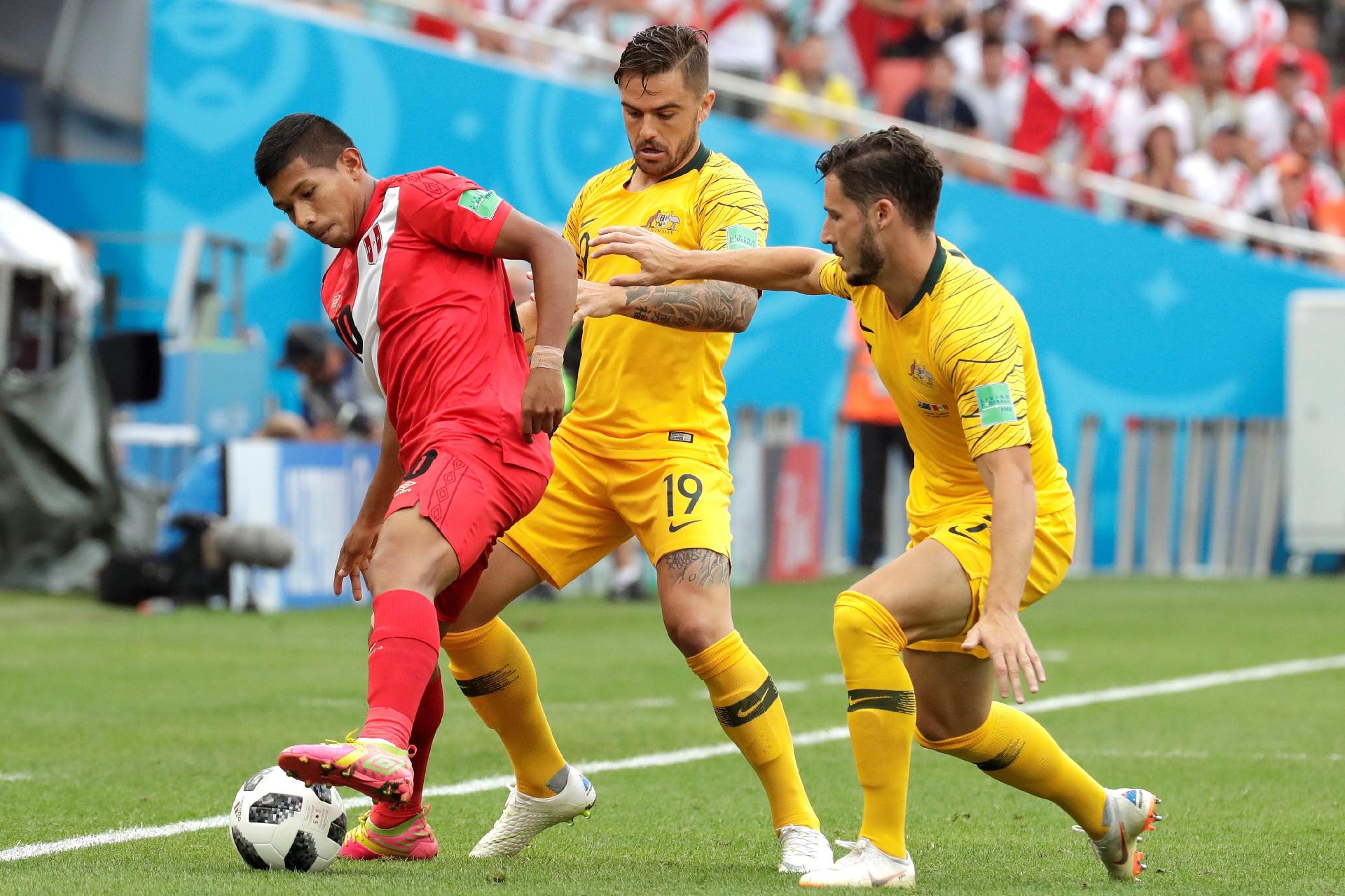 O atacante Edison Flores, do Peru, tenta jogada seguido pelo zagueiro Joshua Risdon, da Austrália - Sebastião Moreira/EFE