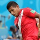 O atacante Edison Flores, do Peru, tenta jogada seguido pelo zagueiro Joshua Risdon, da Austrália - Sebastião Moreira/EFE