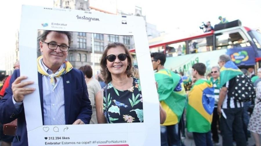 O ministro do Turismo, Vinícius Lummertz (esq.) e a presidente da Embratur, Teté Bezerra, em ação promocional na Rússia - Roberto Castro/Mtur