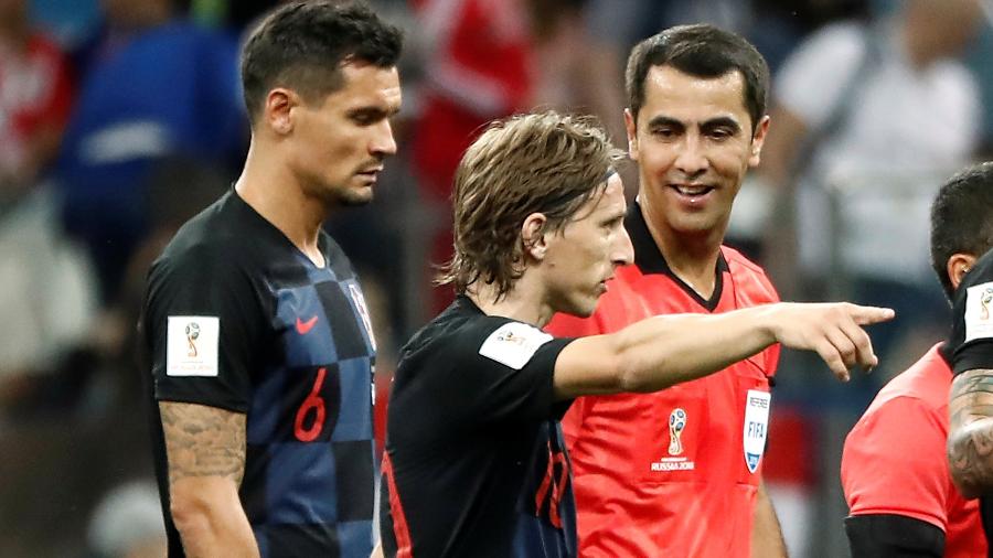 Lovren e Modric conversam com árbitro durante vitória da Croácia sobre Argentina - REUTERS/Murad Sezer 