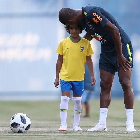 Fernandinho beija o filho Davi durante treino da seleção brasileira - Arquivo Pessoal