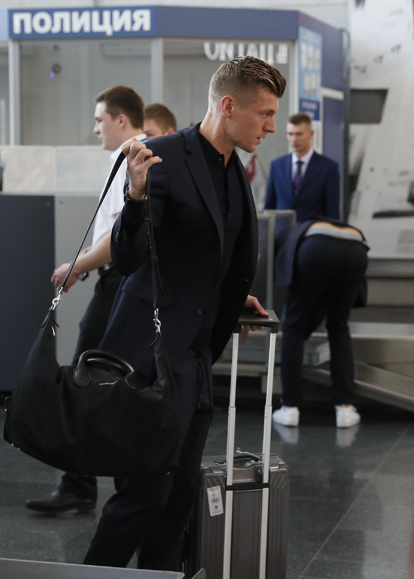 Toni Kroos mantteve semblante fechado durante embarque da Alemanha - REUTERS/Gleb Garanich