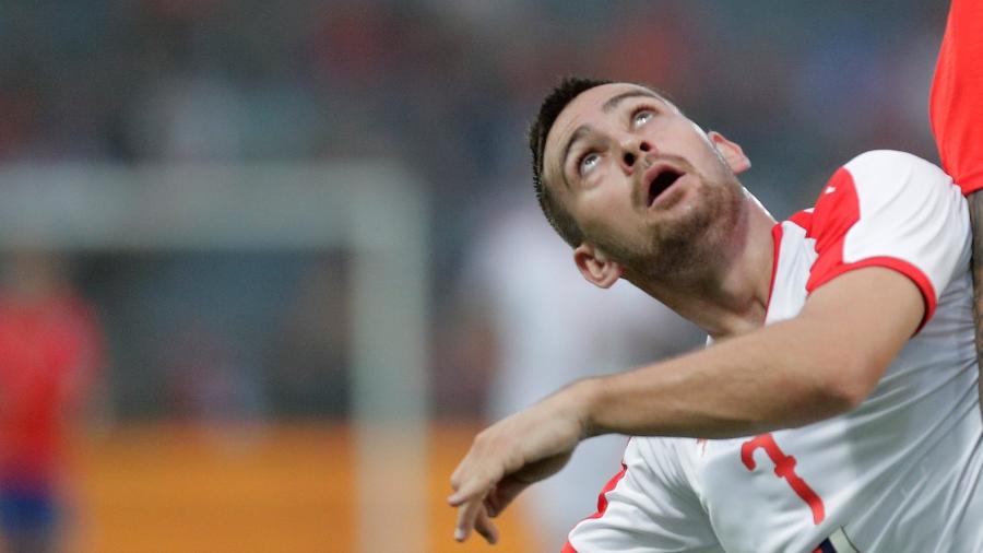 Zivkovic disputa bola em amistoso entre Sérvia e Chile - Heinz-Peter Bader/Reuters