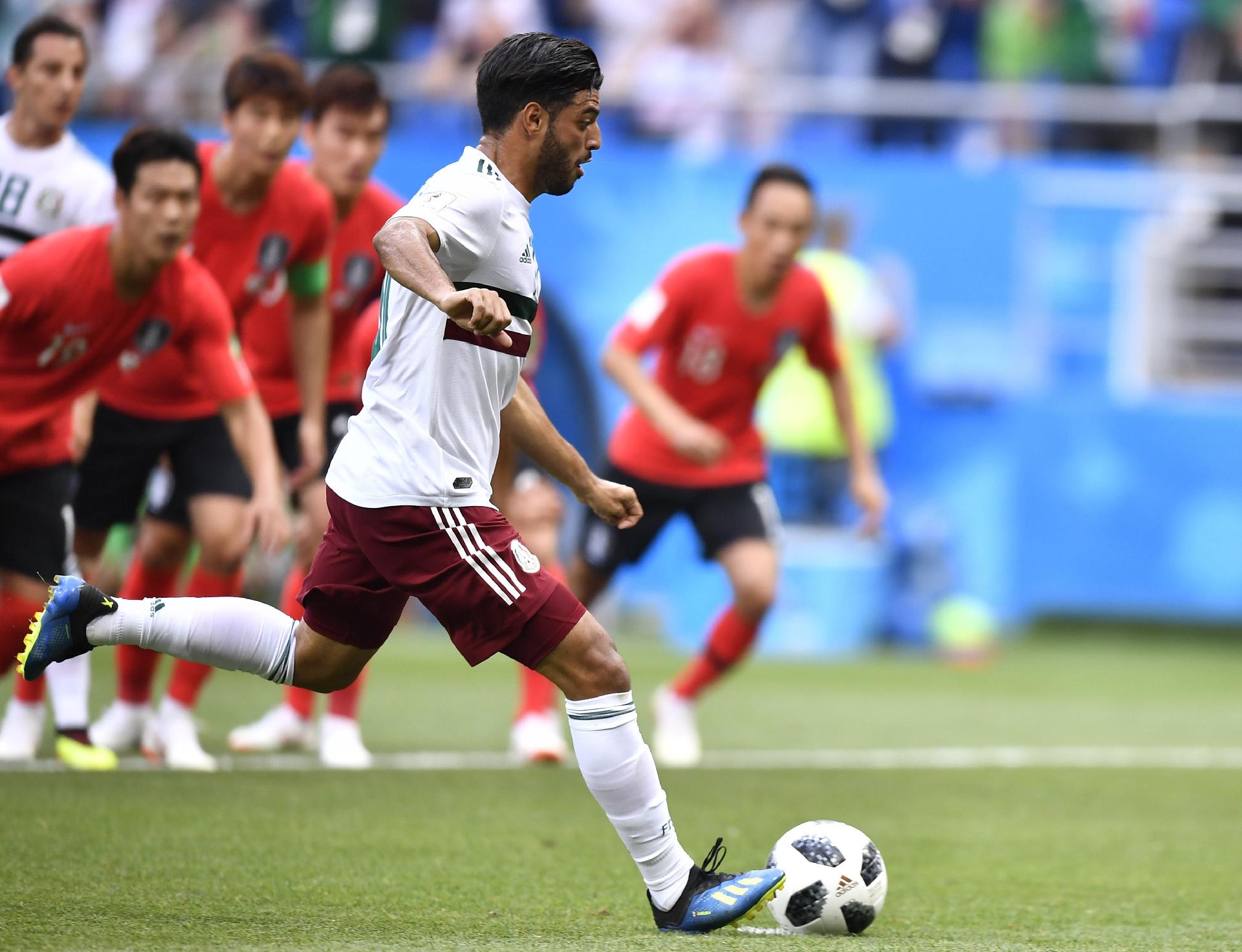 Carlos Vela marca de pênalti para o México contra a Coreia do Sul - Xinhua/Chen Yichen