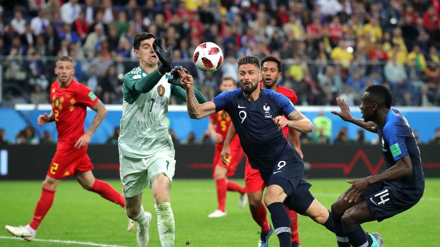 Pontos amarelos na arquibancada eram constantes no estádio em São Petersburgo - Alexander Hassenstein/Getty Images