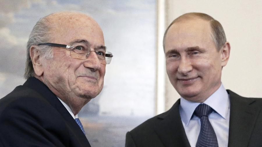 Joseph Blatter cumprimenta presidente russo Vladimir Putin quando ainda era o homem forte da Fifa, em 2015 - AFP