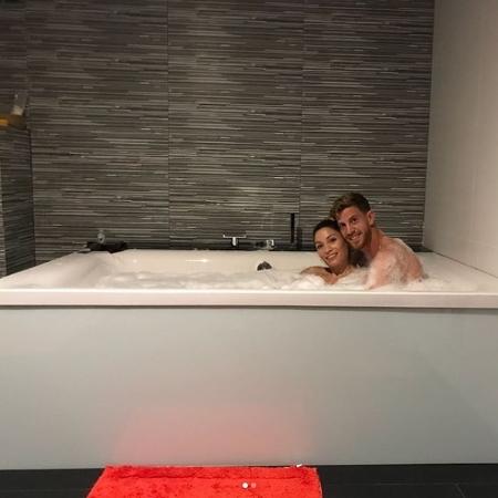 Lateral da seleção argentina, Cristian Ansaldi, postou foto com a mulher em dia de folga - Reprodução/Instagram