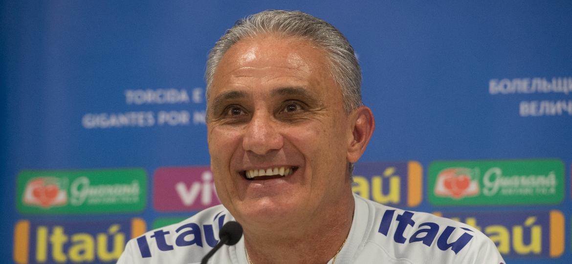 Tite sorri durante entrevista coletiva da seleção brasileira em Liverpool - Pedro Martins/MoWa Press