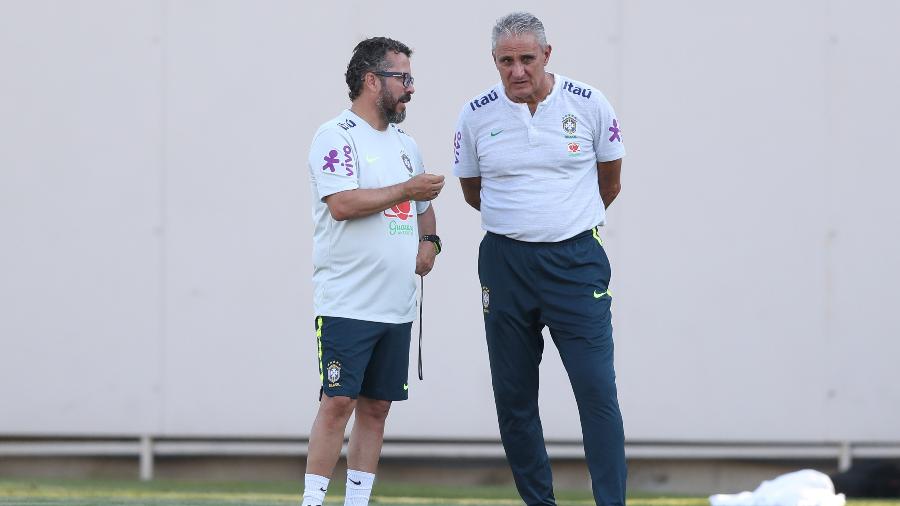 Tite conversa com o auxiliar-técnico Cléber Xavier durante treino da seleção brasileira - Lucas Figueiredo/CBF
