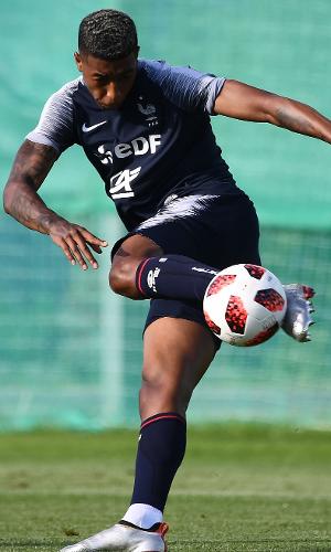 Presnel Kimpembe domina a bola em treino da França, antes de enfrentar o Uruguai
