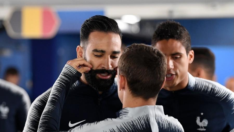 Jogadores franceses adotaram superstição de tocar no bigode do zagueiro Adil Rami antes dos jogos na Rússia. Tem dado certo - Reprodução/Twitter