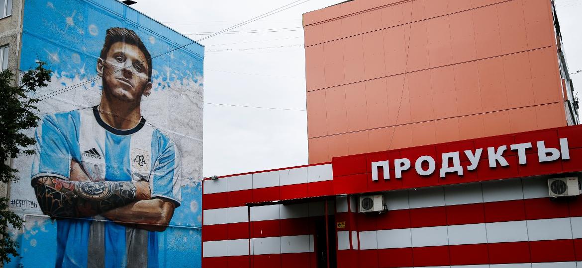 Mural homenageia Lionel Messi próximo ao centro de treinamento da Argentina na Rússia - Gabriel Rossi/Getty Images