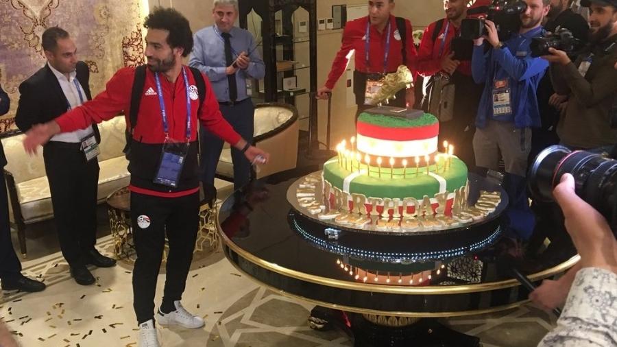 Salah recebe festa surpresa na chegada do Egito ao hotel, na Rússia - Federação Egípcia/Oficial