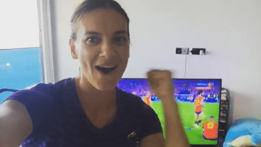 Yelena Isinbayeva festeja classificação da Rússia - Reprodução