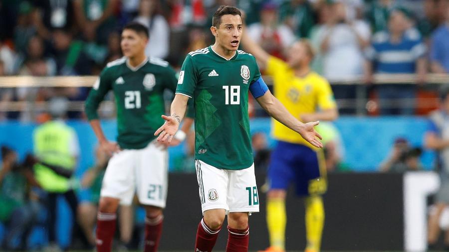 Andres Guardado, do México, reclama durante duelo contra a Suécia - DARREN STAPLES/REUTERS