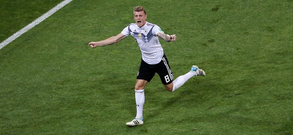Toni Kroos comemora gol da Alemanha contra a Suécia no último minuto - Michael Steele/Getty Images
