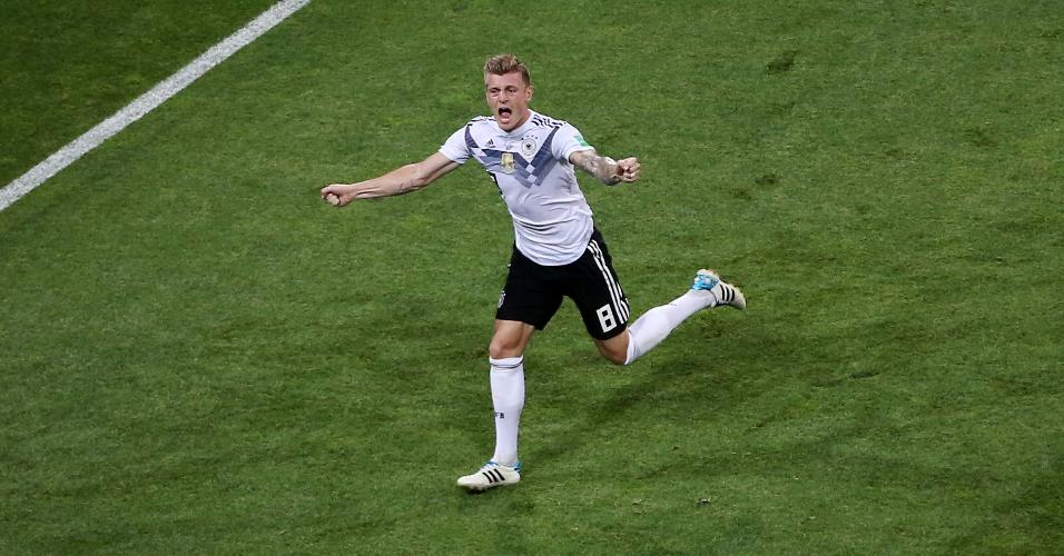 Toni Kroos comemora gol da Alemanha contra a Suécia no último minuto