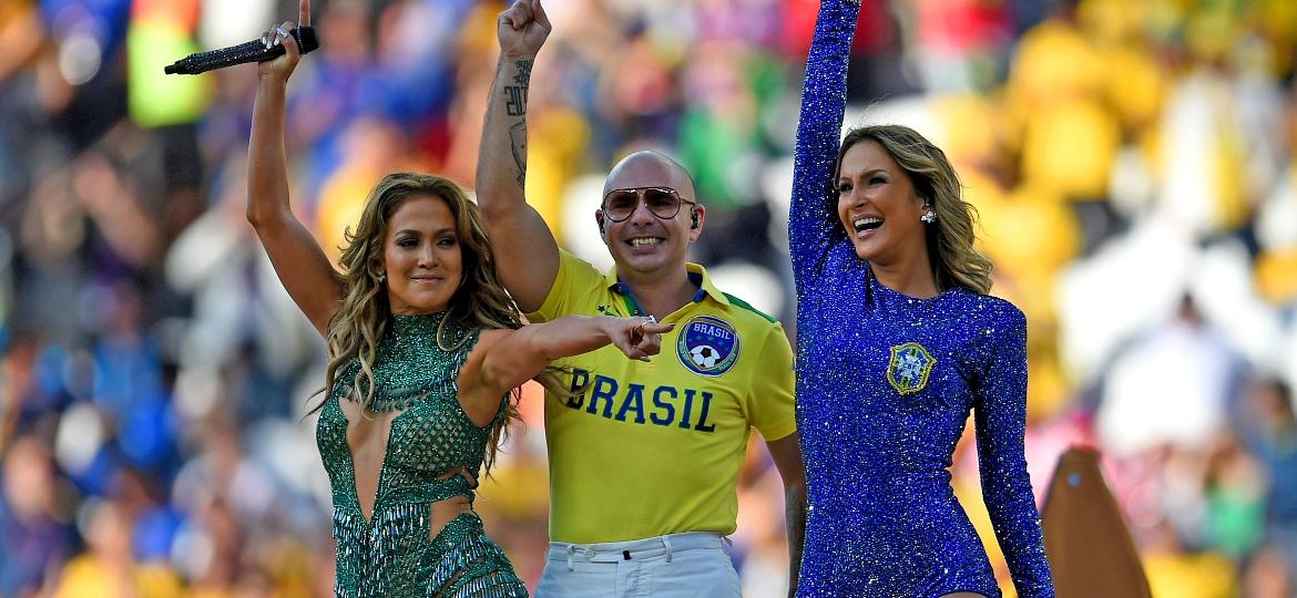 Jennifer Lopez, Pitbull e Cláudia Leitte se apresentaram na abertura do Mundial no Brasil, há quatro anos - Dennis Grombkowski - FIFA/FIFA via Getty Images
