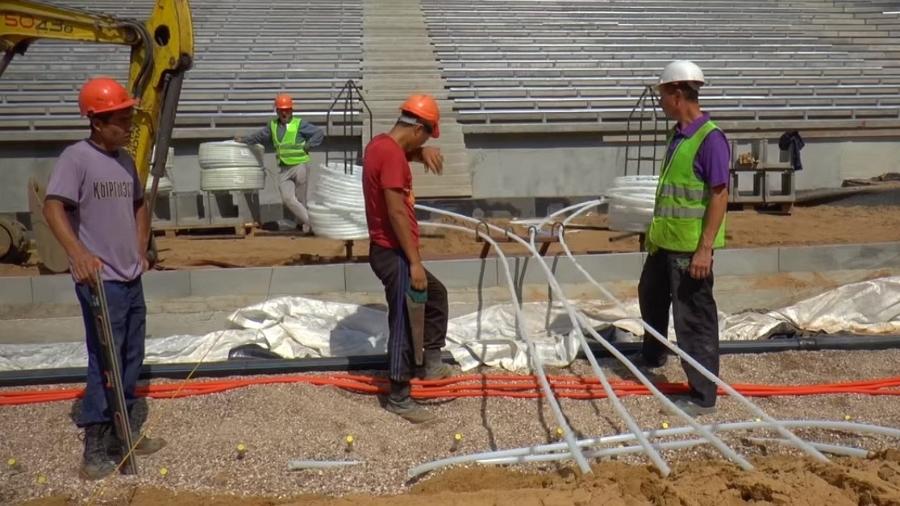 Funcionários instalam sistema de drenagem e aquecimento do solo no estádio Luzhniki, palco da final da Copa - Divulgação