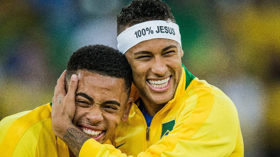 Gabriel Jesus e Neymar comemoram a medalha de ouro conquistada na Olimpíada do Rio, em 2016 - Eduardo Anizelli/Folhapress