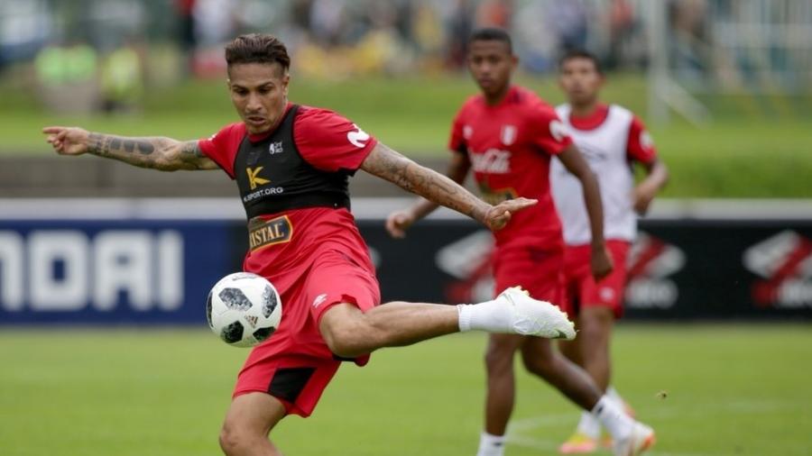 O atacante Guerrero em treino da seleção do Peru - Divulgação