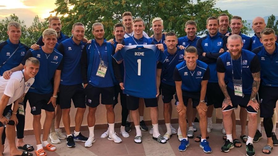 Jogadores da Islândia homenageiam Ikemi, goleiro nigeriano diagnosticado com leucemia - Twitter/Reprodução