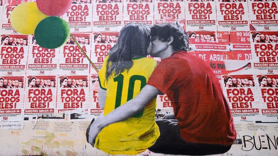 Torcedores identificados com a esquerda se dividem sobre usar ou não camisa que virou símbolo de manifestações pró-impeachment - J. Duran Machfee/Futura Press/Estadão Conteúdo