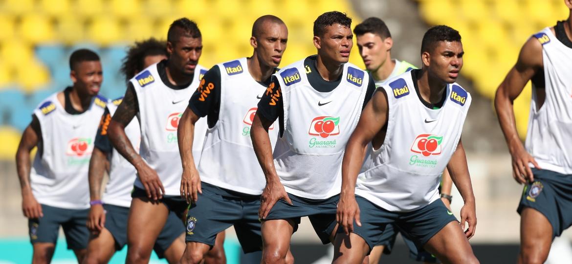 Titulares da seleção brasileira trabalham atenção em bola parada; ao fundo, Matheus Bachi, responsável pelo quesito - Lucas Figueiredo/CBF