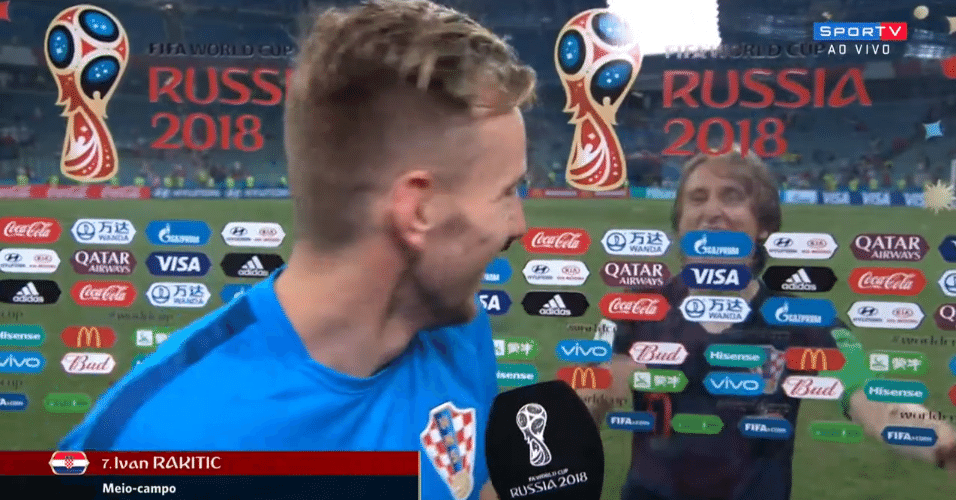 Rakitic toma susto de Modric durante entrevista após vitória da Croácia na Copa do Mundo