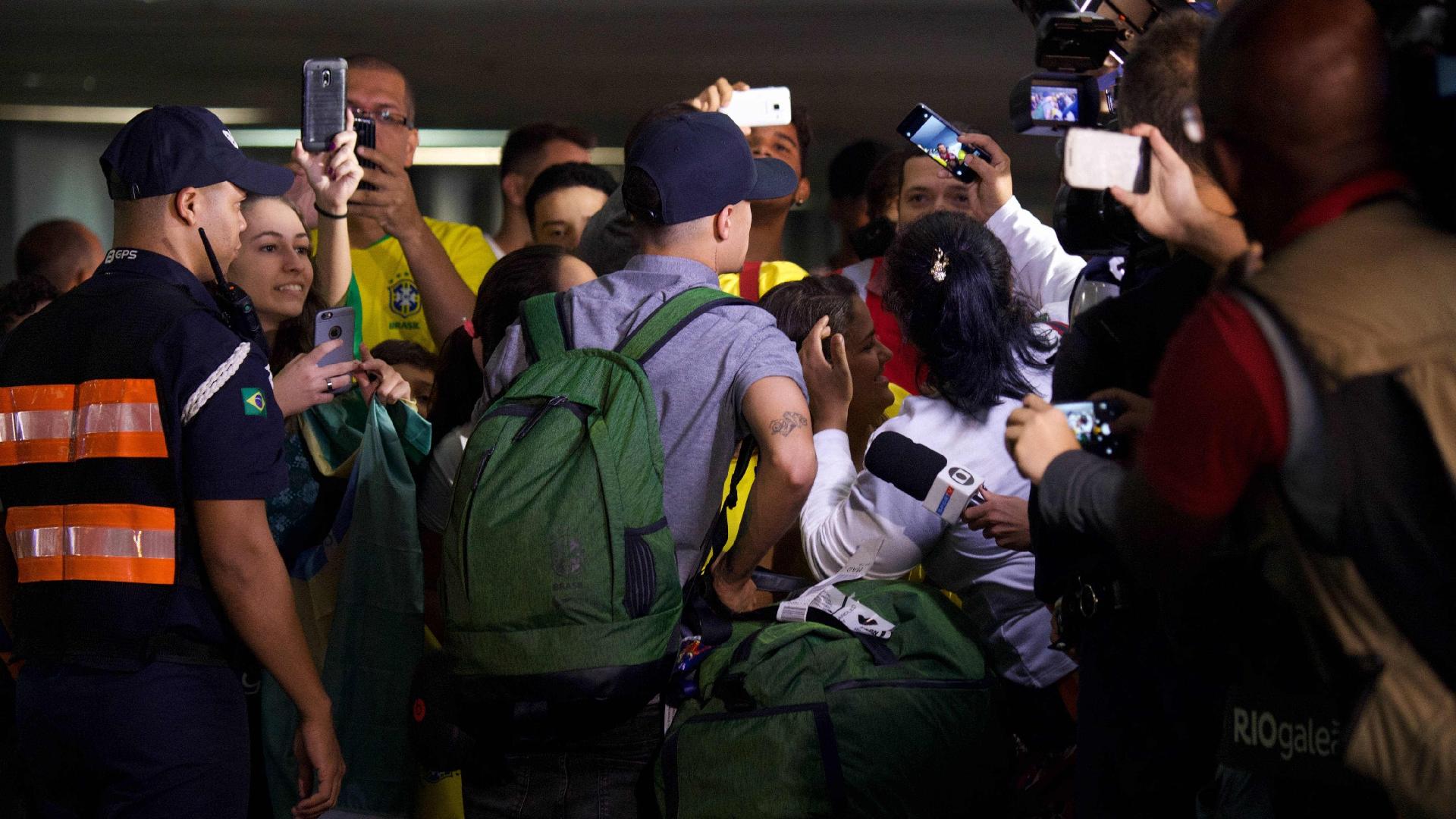 Philippe Coutinho atende fãs durante desembarque no Rio de Janeiro