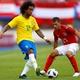 Marcelo tioca a bola no jogo da seleção contra a Áustria - REUTERS/Leonhard Foeger